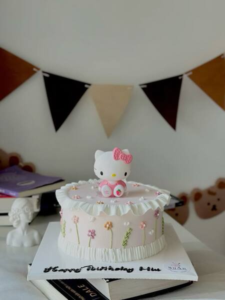 Mẫu bánh sinh nhật bé gái đơn giản 9