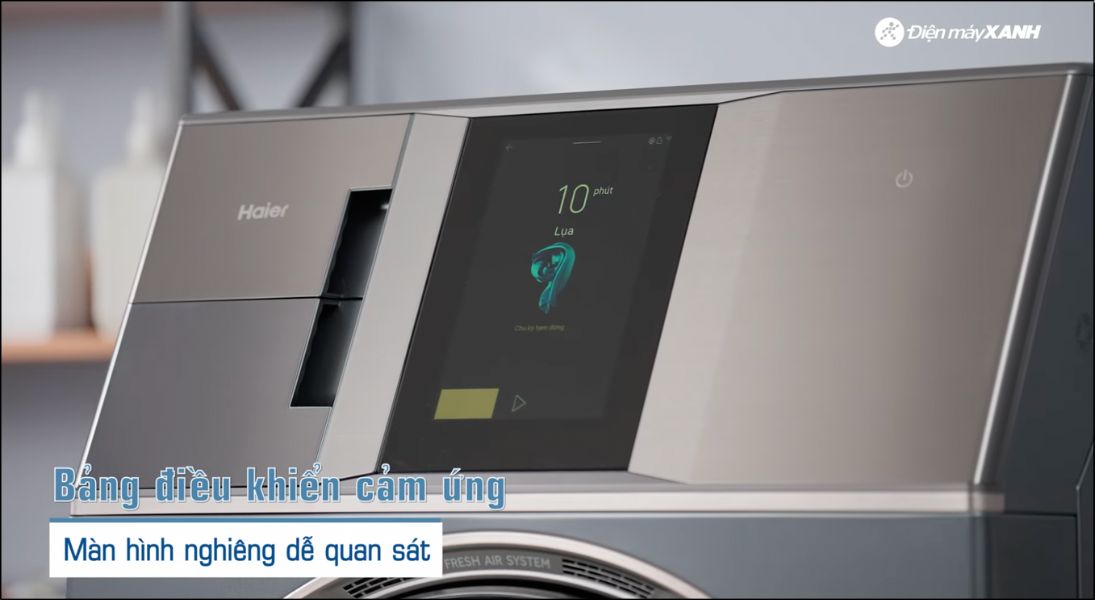 Bảng điều khiển của máy được thiết kế theo kiểu góc nghiêng hướng lên rất dễ quan sát và thao tác