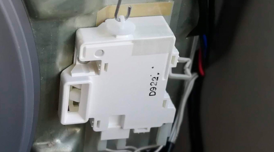Công tắc cửa máy giặt bị hỏng hoặc oxy hóa khiến bo mạch không nhận tín hiệu, gây lỗi U12