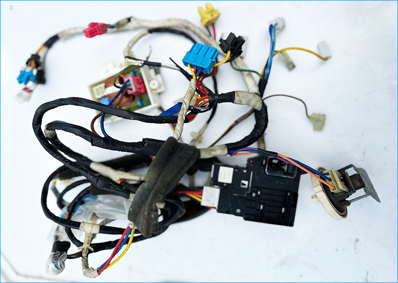 Dây tín hiệu từ công tắc đến bo mạch bị đứt, lỏng giắc cắm hoặc oxy hóa khiến máy báo lỗi U12