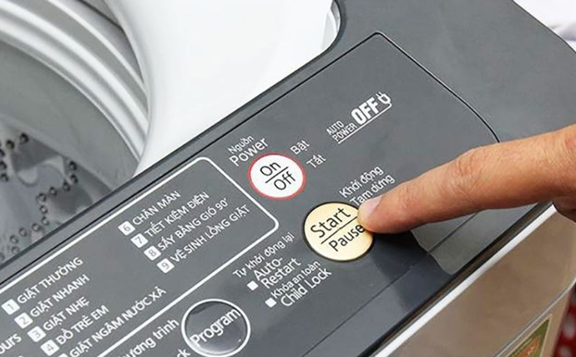 Nhấn nút Tắt/Mở để reset máy giặt Panasonic sau khi khắc phục lỗi