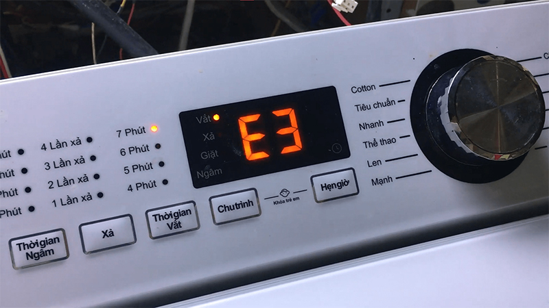 Màn hình máy giặt Toshiba hiển thị lỗi E3 do lồng giặt bị mất cân bằng