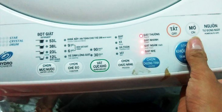 Thực hiện reset máy giặt Toshiba bằng cách rút phích cắm điện trong 1 - 2 phút