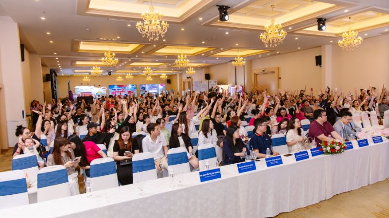 Không khí hào hứng khi các mẹ cùng tham gia trả lời câu hỏi và thử thách tại chương trình Không khí hào hứng khi các mẹ cùng tham gia trả lời câu hỏi và thử thách tại chương trình
