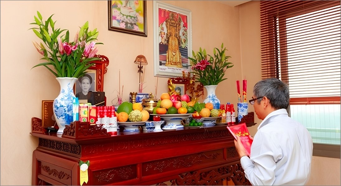 Thắp hương là việc làm quan trọng hàng đầu trong mọi gia đình Việt vào sáng mùng 1