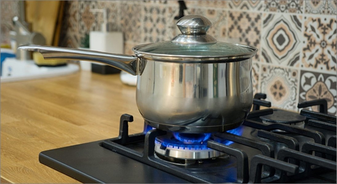 Việc bếp luôn đỏ lửa, thơm phức mùi cơm mới đầu tháng là biểu tượng cho sự no ấm, sung túc