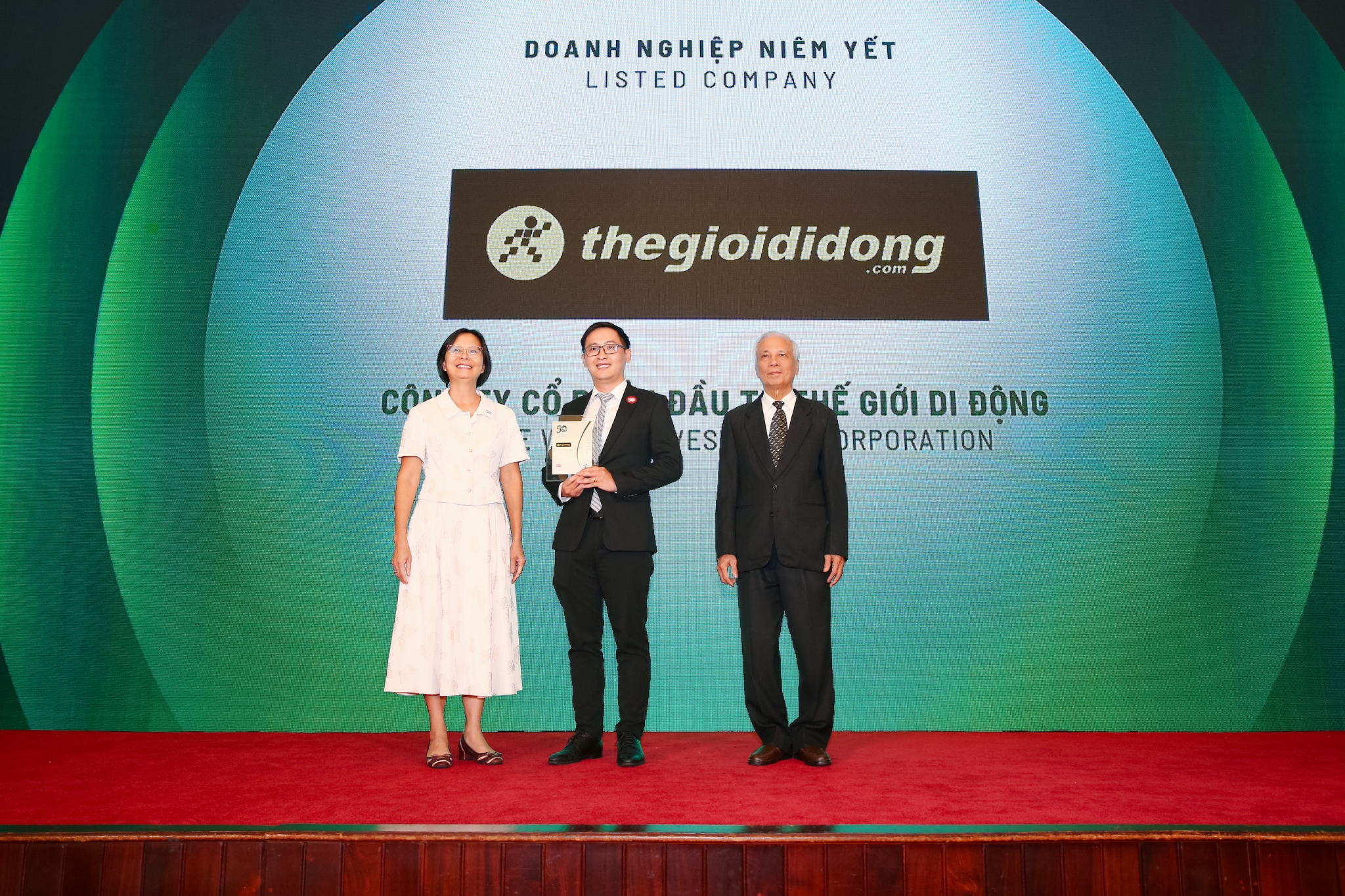 Ông Triệu Thanh Thinh - Trưởng Phòng Phát Triển Bền Vững - ESG đại diện MWG nhận Giải thưởng Top 50 Doanh Nghiệp Phát Triển Bền Vững