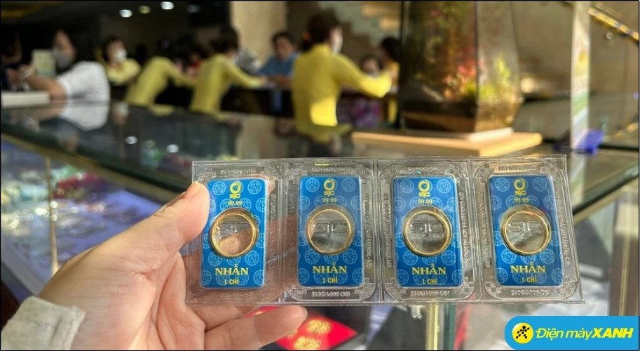 Vàng nhẫn là loại vàng trang sức nhưng được dùng phổ biến để tích trữ nhờ hàm lượng vàng nguyên chất cao Vàng nhẫn là loại vàng trang sức nhưng được dùng phổ biến để tích trữ nhờ hàm lượng vàng nguyên chất cao