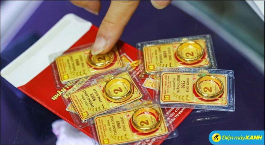 Vàng nhẫn không yêu cầu vốn lớn, phí gia công rẻ nên khi bán lại bạn sẽ nhận về giá trị thực tế của vàng cao hơn Vàng nhẫn không yêu cầu vốn lớn, phí gia công rẻ nên khi bán lại bạn sẽ nhận về giá trị thực tế của vàng cao hơn