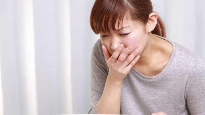 Nôn mửa có thể là triệu chứng của ngộ độc paracetamol giai đoạn đầu