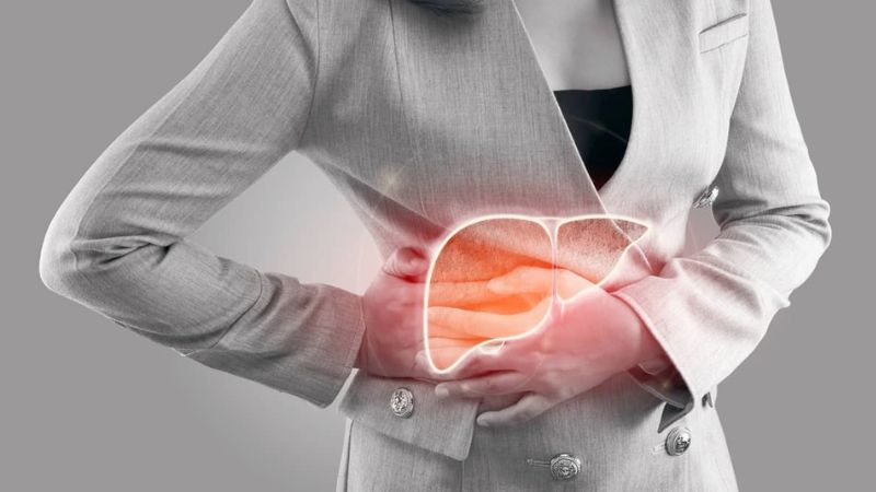 Đau bụng vùng gan có thể là triệu chứng của bệnh ở giai đoạn 2
