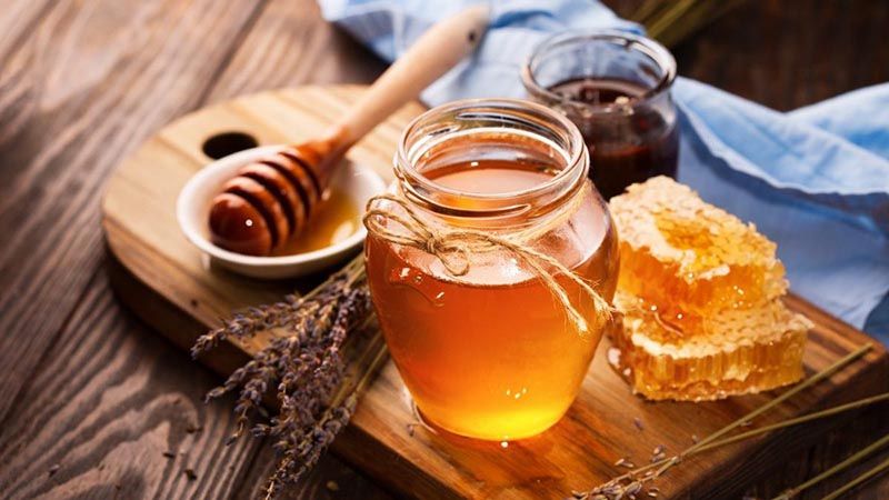 Bạn có thể dùng mật ong để giảm ngứa họng tại nhà