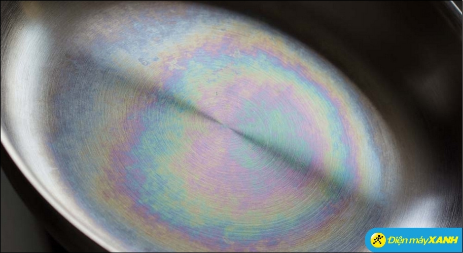 Khi nồi bị đun ở nhiệt độ quá cao trong thời gian dài, lớp oxit crom thay đổi cấu trúc và phản xạ ánh sáng thành màu cầu vồng