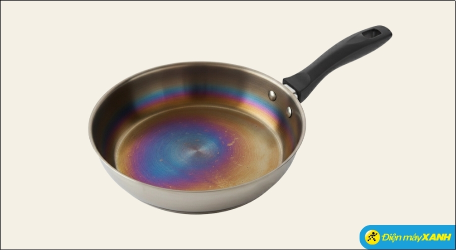 Nồi chảo có vết ố màu cầu vồng không gây hại, không làm giảm tuổi thọ sản phẩm, và không sinh ra hóa chất độc hại