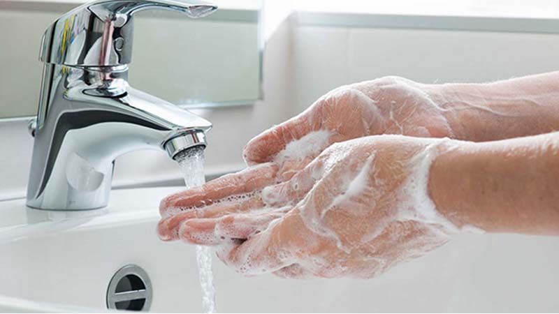 Rửa tay thường xuyên có thể giúp phòng ngừa nổi mẩn đỏ ngoài da