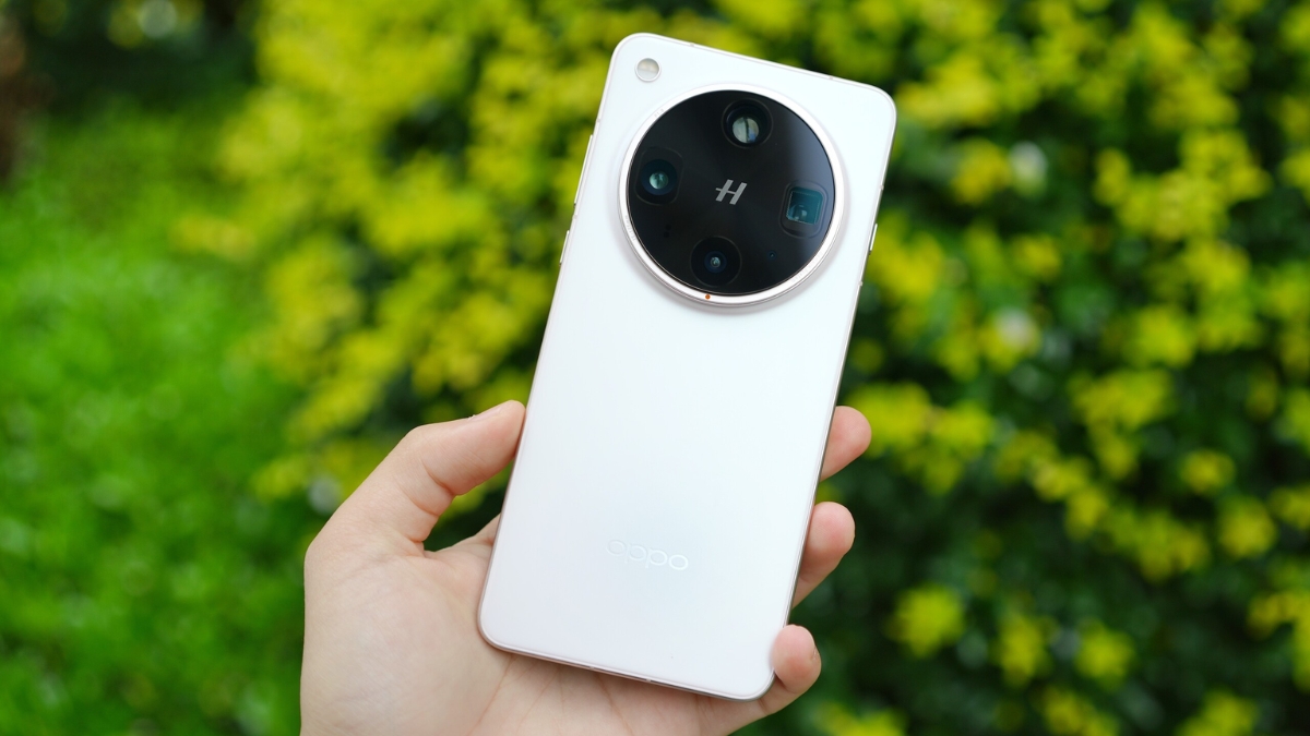 Điểm nhấn kh&ocirc;ng thể rời mắt ch&iacute;nh l&agrave; cụm camera h&igrave;nh tr&ograve;n lớn