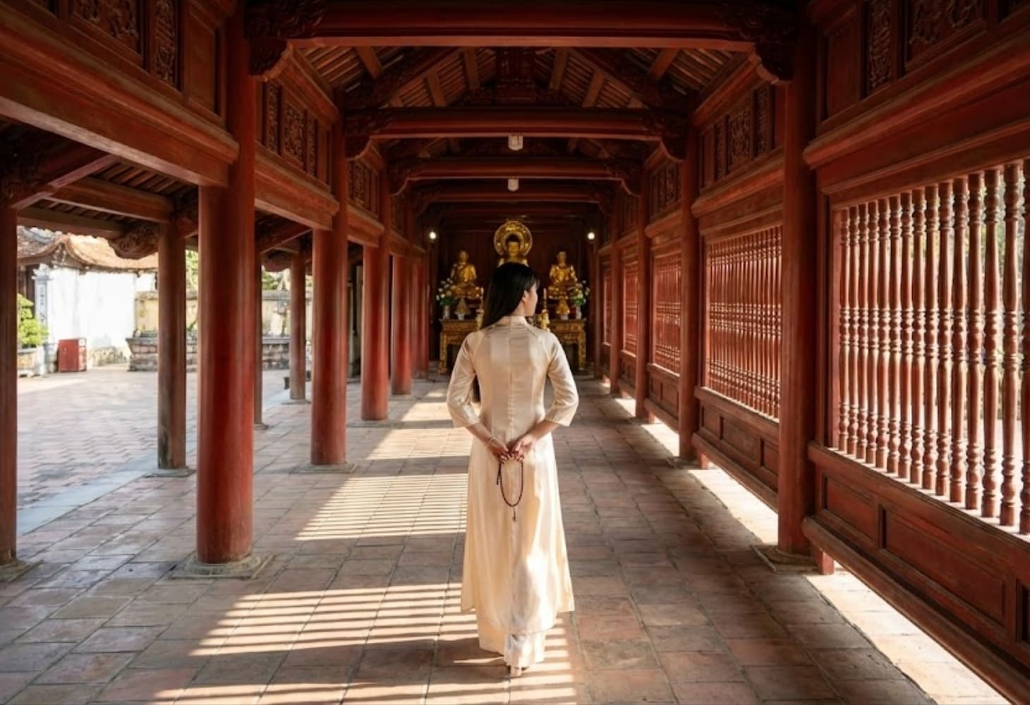 Cô gái đi giữa cảnh chùa trang nghiêm