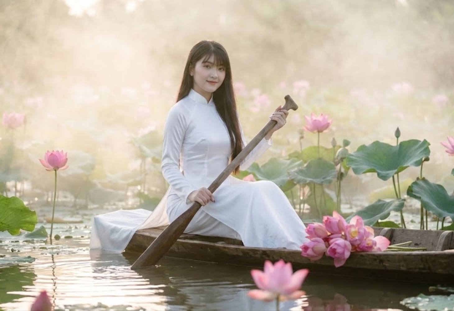 Cô gái chèo thuyền bên hồ sen