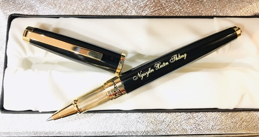 Tặng bút khắc tên cho khách hàng làm quà tất niên Tặng bút khắc tên cho khách hàng làm quà tất niên