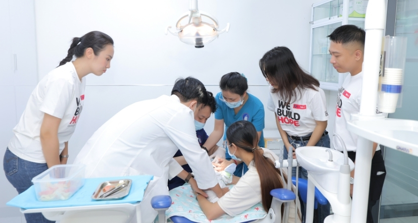 Đại diện AVAKids đến thăm các bé phẫu thuật