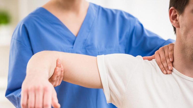 Rách cơ chóp xoay vai có thể được điều trị bằng tập vật lý trị liệu Rách cơ chóp xoay vai có thể được điều trị bằng tập vật lý trị liệu