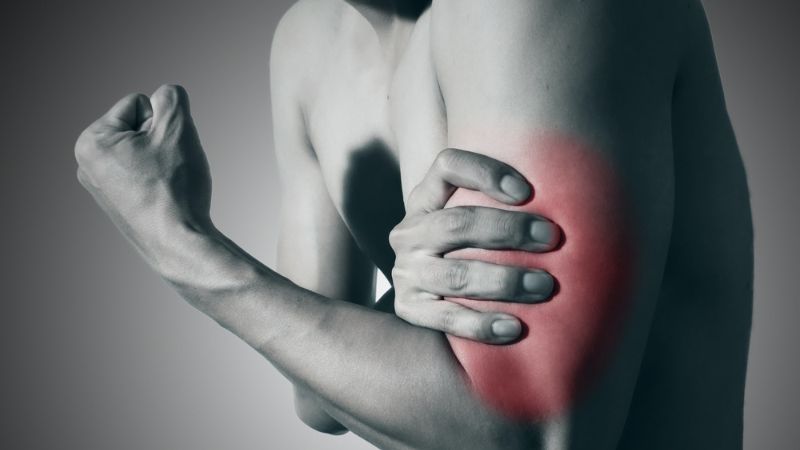 Rách gân cơ nhị đầu có thể gây đau, hạn chế vận động cánh tay Rách gân cơ nhị đầu có thể gây đau, hạn chế vận động cánh tay
