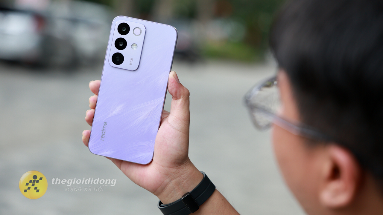 Trên tay realme C85 Pro: Pin lớn 7.000 mAh, sạc nhanh 45 W và màn hình AMOLED Full HD+