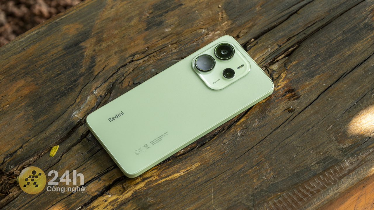 Xiaomi Redmi Note 15 Có Gì Hot, Liệu Sẽ Là Top Bán Chạy Mới?  Có Lẽ Bạn Chưa Biết, Tính Tới Thời Điểm Bài Viết Này Xuất Bản, Tổng Cộng 3 Phiên Bản Bộ Nhớ Của Xiaomi Redmi Note 14 Đã Bán Được Hơn 262.000 Máy Tại Hệ Thống Cửa Hàng **Thế Giới Di Động**. Nói Không Ngoa Khi Gọi Đây Là Một Thành Công Lớn Của Xiaomi. Vậy Liệu Hãng Có Giữ Vững Phong Độ Với Xiaomi Redmi Note 15 Năm Nay? Xiaomi Redmi Note 15 Là Smartphone Bán Chạy Tiếp Theo, Tương Tự Như Người Đàn Anh? Cùng Mình Nhìn Sâu Vào Để Xem Xiaomi Redmi Note 15 Có Gì Để Cạnh Tranh, Có Gì Để Thuyết Phục Người Dùng Nhé!  ### Cùng Nhìn Lại Xiaomi Redmi Note 14 Trước Đó Có Lợi Thế Gì?  Redmi Note 14 Đã Tạo Nên Cơn Sốt Nhờ Sự Cân Bằng Hoàn Hảo Trong Phân Khúc Tầm Trung. Đầu Tiên Là Mức Giá Bản Khởi Điểm Quá Phù Hợp, Chỉ Từ Khoảng 4-5 Triệu Đồng Tùy Phiên Bản, Khiến Nhiều Người Dùng Dễ Dàng Tiếp Cận Mà Không Phải 