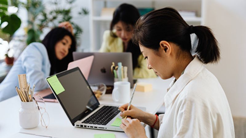 Nhân viên văn phòng có nguy cơ bị rối loạn tiền đình sớm hơn