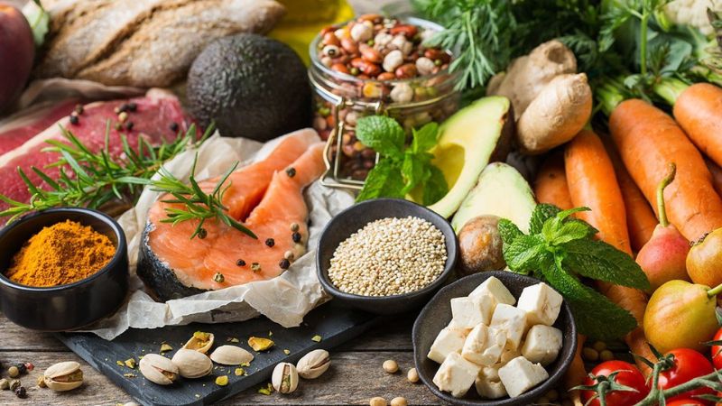 Thực hiện chế độ ăn uống lành mạch có thể giúp ngăn ngừa bệnh sa sút trí tuệ mạch máu