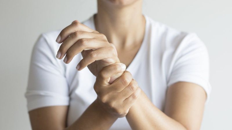 Người bệnh sa sút trí tuệ liên quan đến đột quỵ có thể bị yếu liệt tay chân