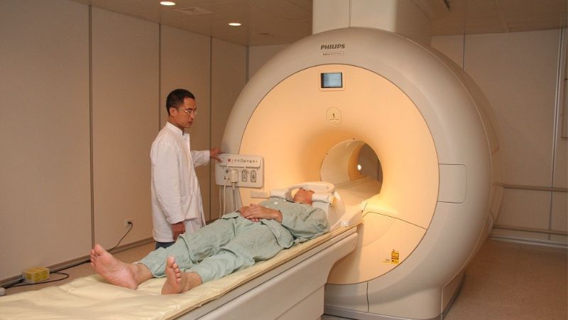 Chụp cộng hưởng từ (MRI) sọ não có thể giúp chẩn đoán nguyên nhân của bệnh
