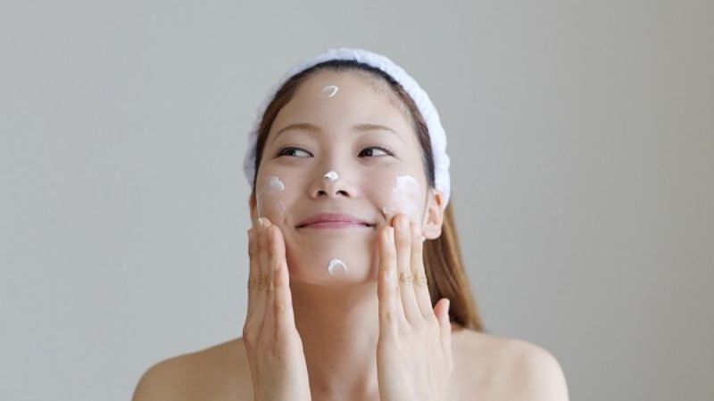 Bôi kem dưỡng trắng đúng cách là phương pháp giúp điều trị sạm da