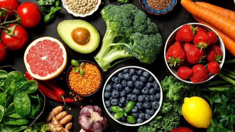 Bạn nên tích cực bổ sung các loại hoa quả, rau củ tươi để có làn da khỏe đẹp