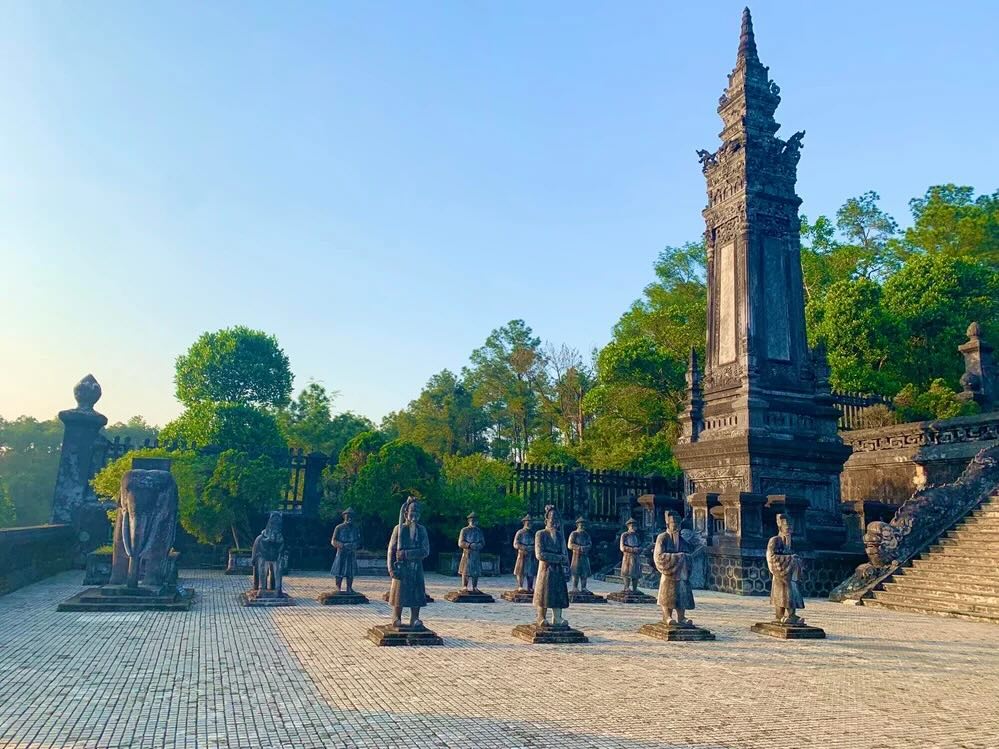 S&acirc;n B&aacute;i Đ&iacute;nh với c&aacute;c bức tượng được chế t&aacute;c kỳ c&ocirc;ng