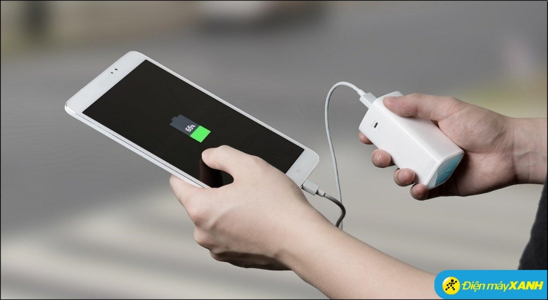 Bạn nên mang theo sạc dự phòng để đảm bảo các thiết bị hoạt động ổn định, tránh gián đoạn liên lạc Bạn nên mang theo sạc dự phòng để đảm bảo các thiết bị hoạt động ổn định, tránh gián đoạn liên lạc