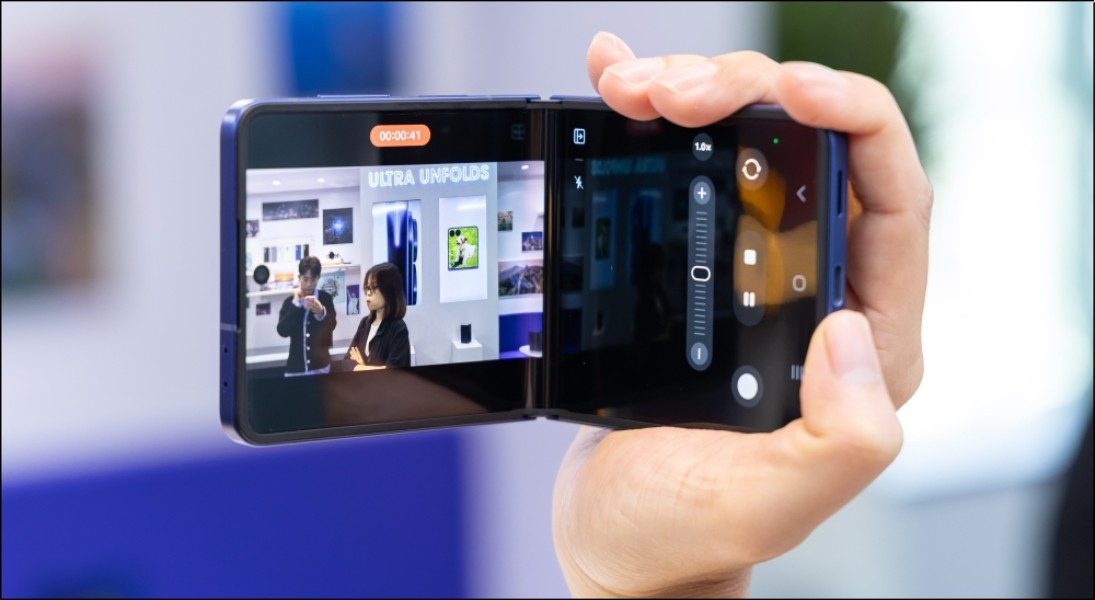 Galaxy Z Flip7 tích hợp sâu hơn với hệ sinh thái Galaxy AI, mang lại nhiều tính năng thông minh