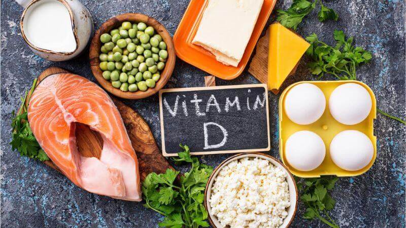 Thực phẩm chứa nhiều vitamin D bao gồm dầu cá, sữa công thức, phô mai và gan bò