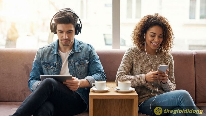 Tai nghe là một thiết bị gồm một cặp loa phát âm thanh được thiết kế nhỏ gọn, mang tính di động cao dùng để áp sát hoặc nhét vào tai người nghe.