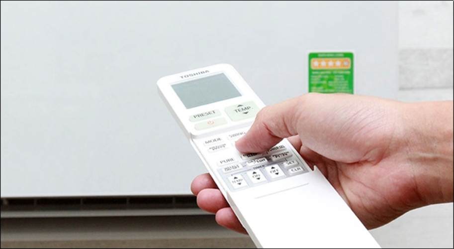 Hướng remote điều khiển về mắt nhận tín hiệu trên dàn lạnh, giữ khoảng cách phù hợp để tín hiệu truyền dẫn tốt