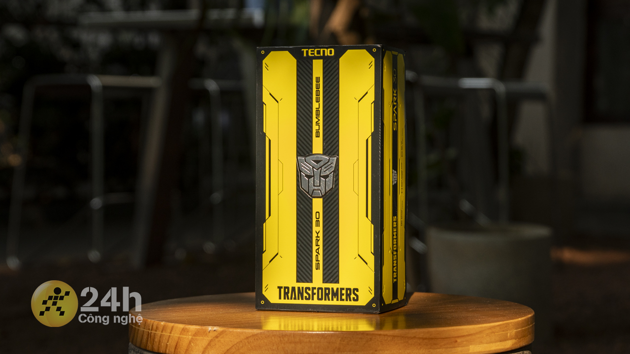 Hộp đựng TECNO SPARK 30 Transformer Bumblebee Edition có ngoại hình độc đáo với tông màu vàng - đen chủ đạo.