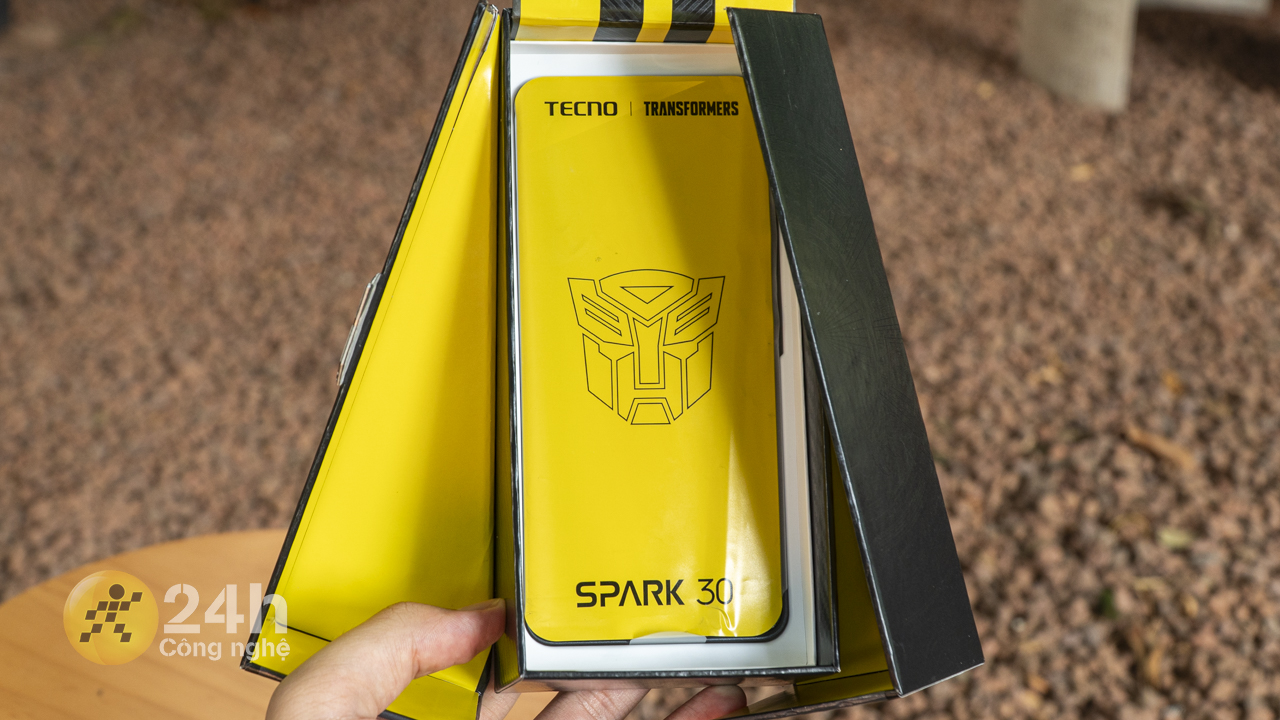 TECNO SPARK 30 Transformer Bumble Bee Edition cũng được đi kèm với rất nhiều phụ kiện.