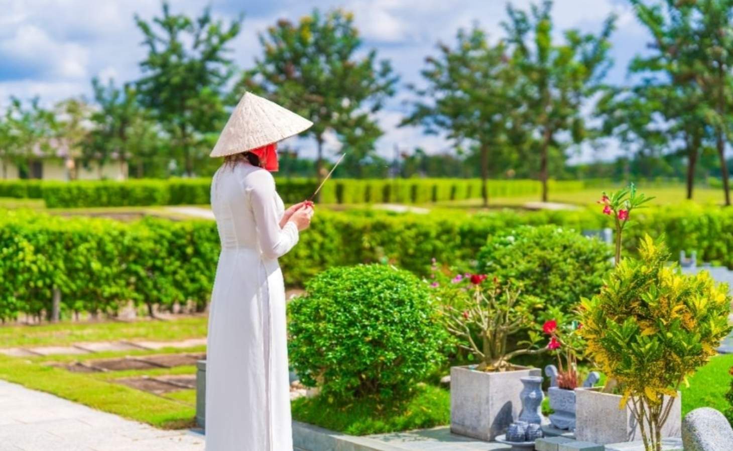 Tết Thanh minh là dịp để con cháu đến thắp hương tưởng nhớ tổ tiên Tết Thanh minh là dịp để con cháu đến thắp hương tưởng nhớ tổ tiên