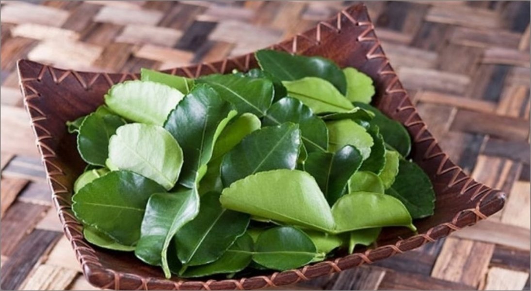 Bạn có thể áp dụng các mẹo dân gian để thanh lọc năng lượng như tắm bằng nước lá bưởi, lá sả ấm