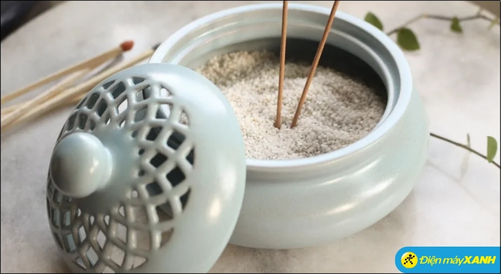 Việc thay tro bát hương giúp duy trì năng lượng tích cực xua tan vận xui cũ đón khí mới bình an tài lộc