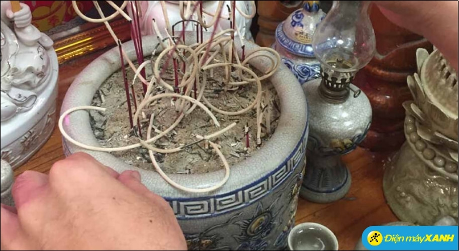 Gia chủ gói phần tro cũ vào một tờ giấy sạch hoặc túi giấy, sau đó mang ra sông, hồ hoặc dòng suối để rải