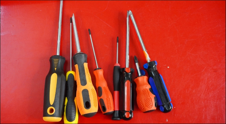 Tua vít (hay tuốc nơ vít) là một dụng cụ cầm tay cơ bản và thiết yếu, được dùng chủ yếu để vặn hoặc tháo các loại ốc vít