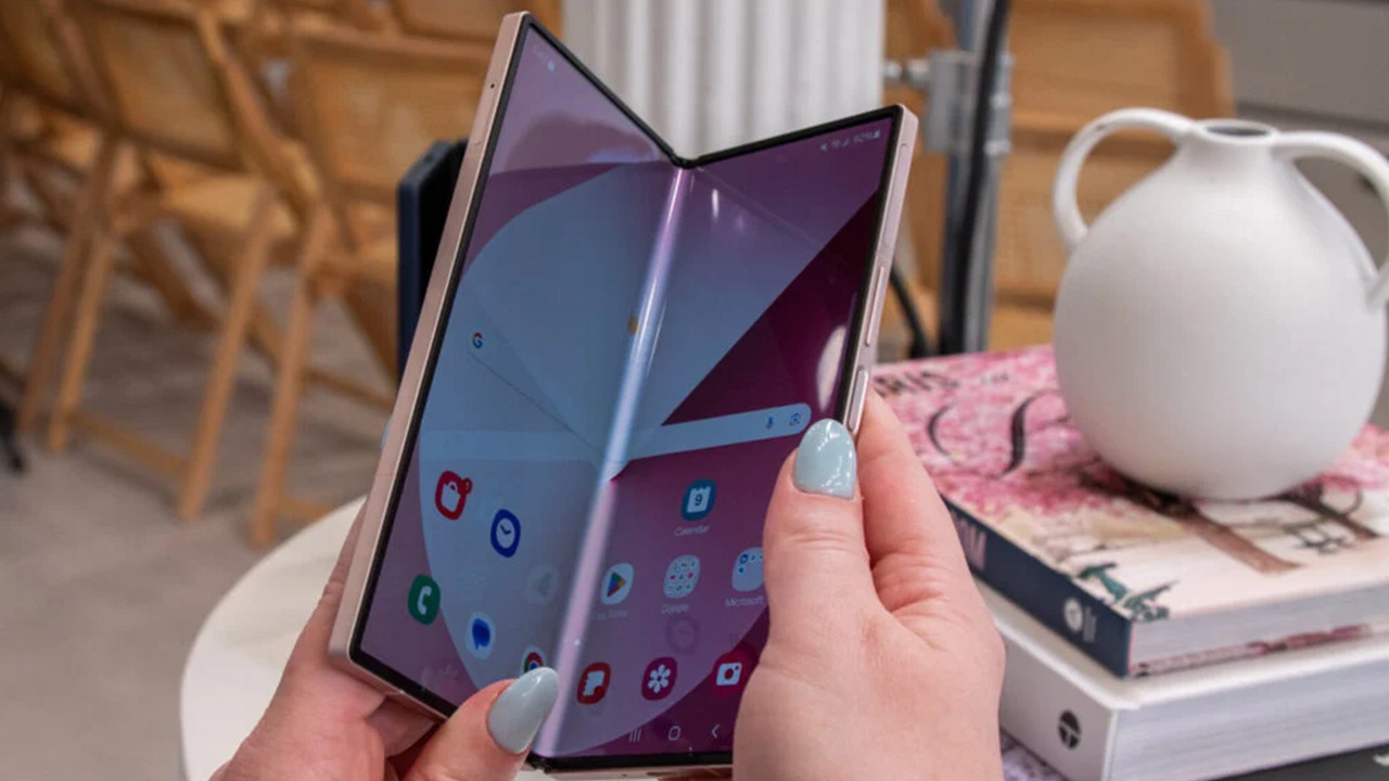Galaxy Z Fold 7 bị rò rỉ hình ảnh trên tay thực tế. Galaxy Z Fold 7 bị rò rỉ hình ảnh trên tay thực tế.
