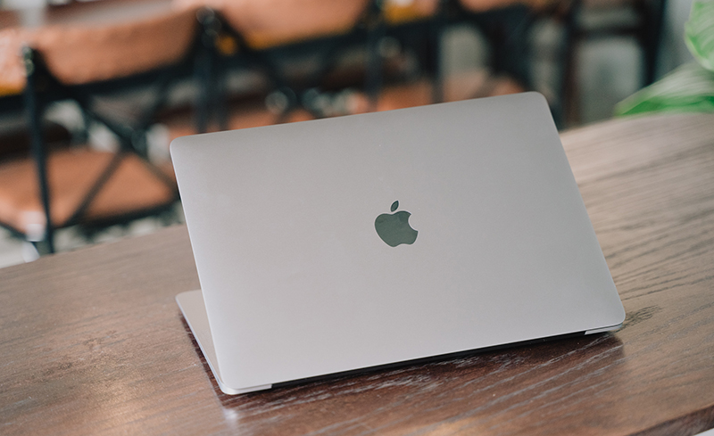 (Hình ảnh thực tế logo Apple trên MacBook) (Hình ảnh thực tế logo Apple trên MacBook)