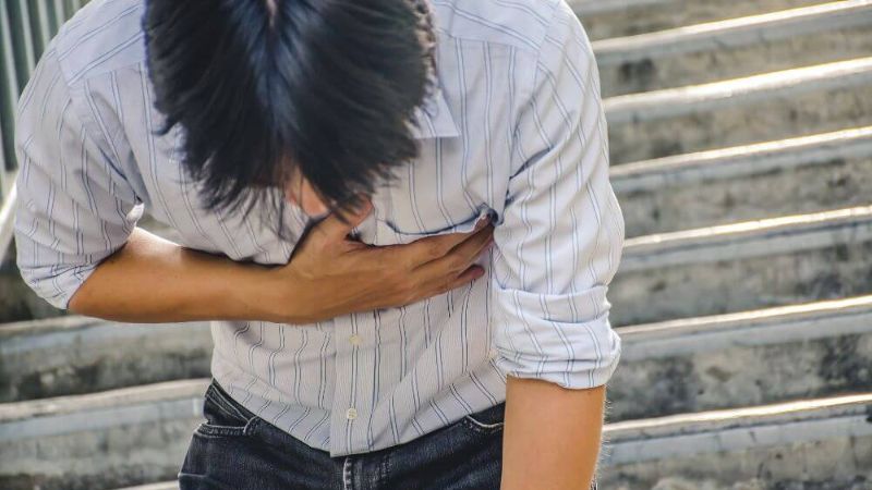 Đau ngực, đánh trống ngực là dấu hiệu của bệnh tim to